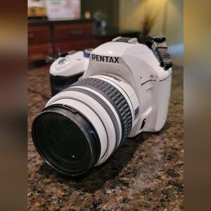 PENTAX K-x 12.4MP 18-55mm Lens White Camera